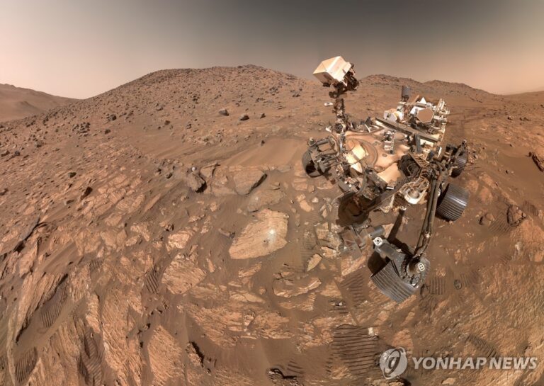 NASA 화성 탐사 로버 퍼서비어런스가 찍은 사진 (로이터 연합뉴스)