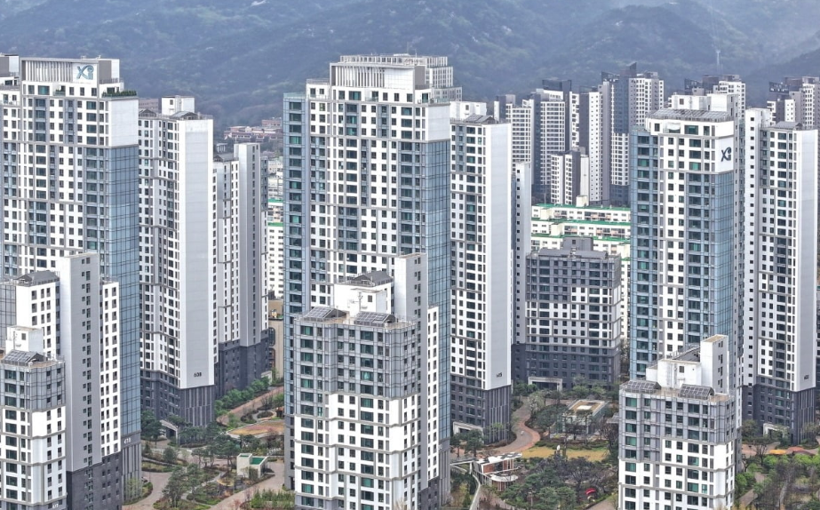 강남의 ‘옆세권’으로 불리는 경기도 과천 시내 아파트 단지들의 모습. 뉴스1