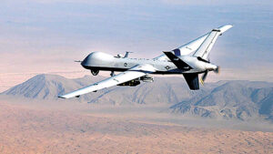 미군의 무인공격기 MQ-9 리퍼가 GBU-12 페이브 웨이 II 레이저 유도폭탄과 'AGM-114 헬파이어 미사일 등으로 무장한 채 남부 아프가니스탄 상공을 비행하고 있다. 사진 미 공군 [출처 중앙일보]