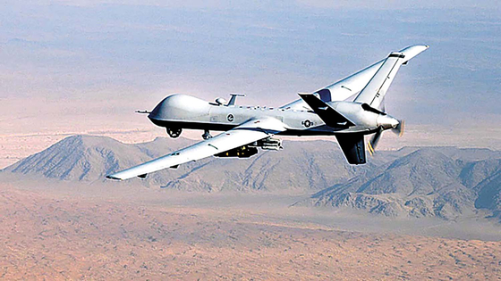 미군의 무인공격기 MQ-9 리퍼가 GBU-12 페이브 웨이 II 레이저 유도폭탄과 'AGM-114 헬파이어 미사일 등으로 무장한 채 남부 아프가니스탄 상공을 비행하고 있다. 사진 미 공군 [출처 중앙일보]