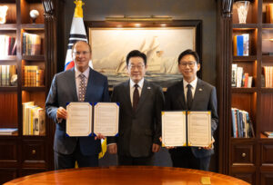 세계경제포럼(WEF) 의장인 래리 핑크 블랙록 회장, 이재명 대통령, 배경훈 과학기술정보통신부 장관이 22일(현지시각) 양해각서(MOU) 기념촬영 (연합뉴스)