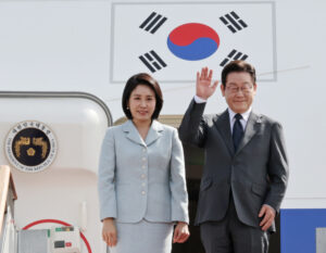 유엔총회 참석차 출국하는 이재명 대통령과 김혜경 여사가 22일 성남 서울공항에서 공군 1호기에 탑승하며 환송객들을 향해 인사하고 있다. 연합뉴스