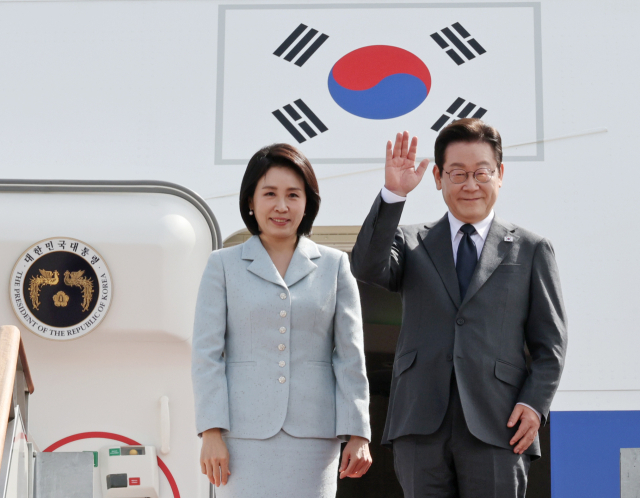 유엔총회 참석차 출국하는 이재명 대통령과 김혜경 여사가 22일 성남 서울공항에서 공군 1호기에 탑승하며 환송객들을 향해 인사하고 있다. 연합뉴스