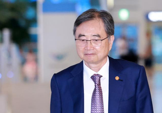 조현 외교부 장관이 8일 구금된 한국인들의 석방 협의를 위해 인천국제공항 제2여객터미널을 통해 미국으로 출국하고 있다. 영종도=연합뉴스