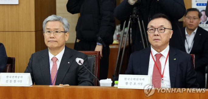 (왼쪽)김동철 한전 사장, (오른쪽)황주호 한수원 사장